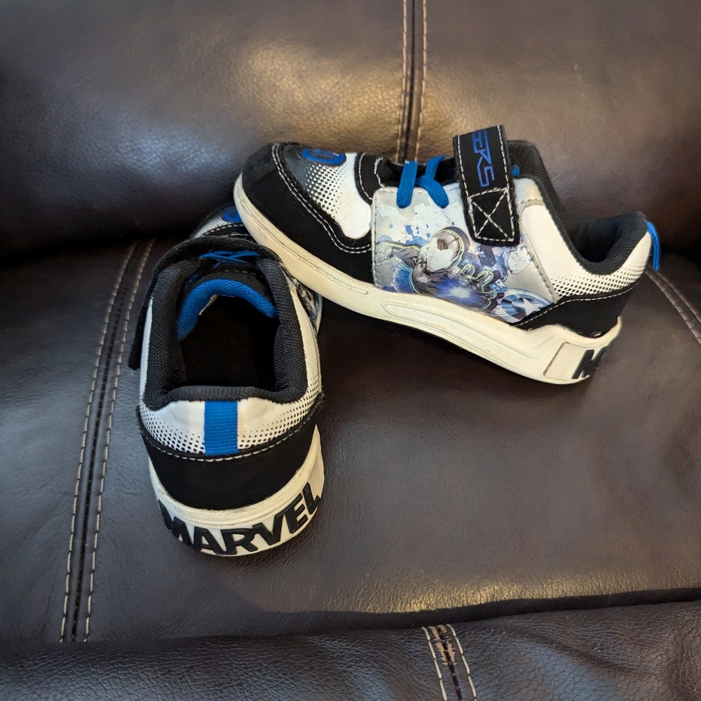 Avengers boys light up shoes size 11